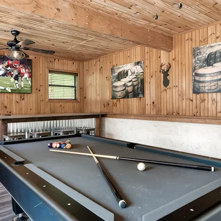 Secluded fully renovated large cabin, with gorgeous mountain views, 5BD, 4BA