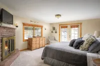 Creekside Luxury Retreat • 8Br • Walk to Shops, Dining & Shuttle • Sleeps 22 - 4성급