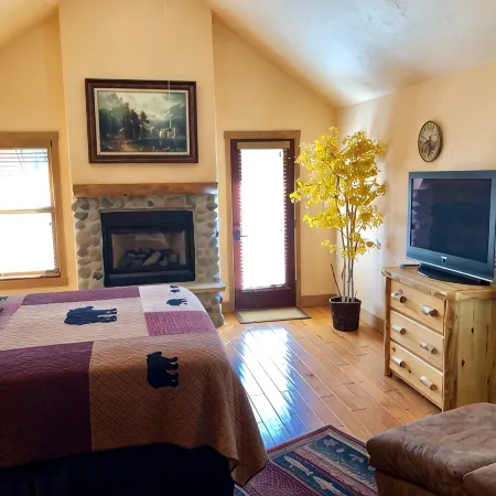 Beautiful Condo Retreat on the River
