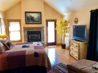 Beautiful Condo Retreat on the River - Homestays
