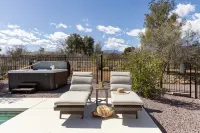 Heated Pool ~ Hot Tub ~ Scenic Views ~ Lux Stay - Boutique
