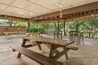 Walk Out to Lake Access, Sleep 30. Great for Multi-Family, Reunions, or Retreats - Wifi