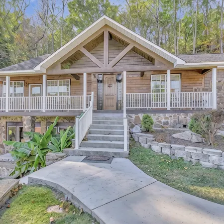 Guntersville  Lakefront Home. Pool & Boathouse. Pontoon boat & jet skis rentals