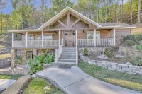 Guntersville  Lakefront Home. Pool & Boathouse. Pontoon boat & jet skis rentals - balcony