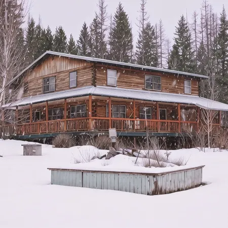 Cozy log home sleeps 14 in beds 5.5 baths near Glacier Park and Whitefish Resort