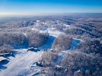 Ski-in ski-out 3 Bdrm Chalet w sauna on slopes & lake - Sleeps 8 - Hytter