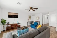 Modern home w/ garage, big yard, pool 4 mins away! - Homestays