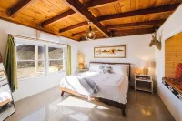 The Mallow House Secluded Mid-Century Ranch with Desert Views near Joshua Tree - Wifi