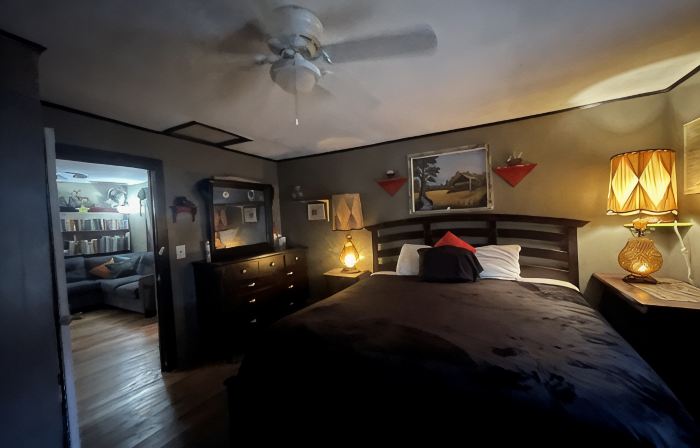 Cozy with spectacular views, easy access to I-64, and each end of the NRGNP