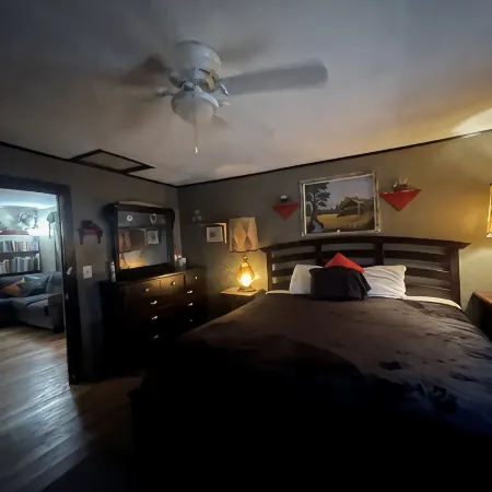 Cozy with spectacular views, easy access to I-64, and each end of the NRGNP