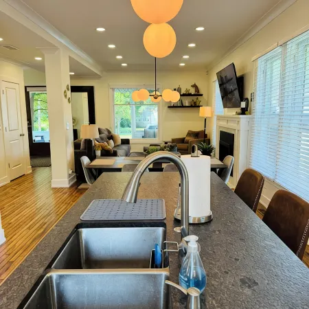 NEW! Charming Pet Friendly Modern Cottage in the Historic District of Saugatuck!