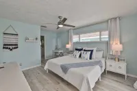 Spacious waterfront home in Apollo Beach w/ private swimming pool and boat dock. - 3 stjerner
