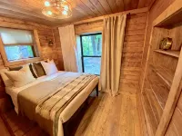 Sticks & Twine great cabin on a working farm on Paris Mountain close to it all - Hytter