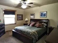 REMOTE CABIN WITH HOT TUB, MOVIE THEATER AND HUGE COVERED DECK WITH FIRE TABLE - 샬레 호텔