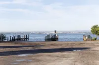 5BR/4.5B Beach House- heated pool, deep water dock, walk to beach! - ビーチサイド
