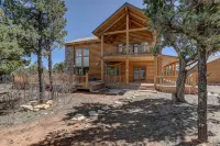 Spacious 4Br Cabin Near Zion · Stargazing Deck, Trails, Pool Table & Family Fun - Balkon