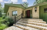 Lake front home in Solon, close to University of Iowa, Iowa City & Cedar Rapids. - 4-Star