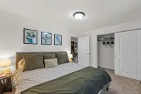 The Suncatcher- Steps to Lake Michigan. Pet Friendly & Fully Fenced - 4-Star