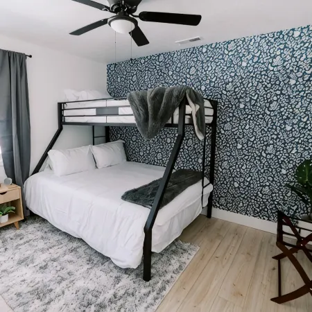 Walkable Downtown Black Mtn Cutie w hot tub + SAUNA -15min to Asheville
