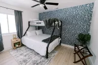Walkable Downtown Black Mtn Cutie w hot tub + SAUNA -15min to Asheville - 3-Star
