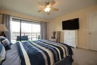 Lakefront Retreat with Pool, Spa, Golf, Fishing,  Boat slip, Kayaks & Marina - بيت ضيافة