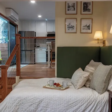Tropical Hideaway 15 minutes from downtown and beaches!