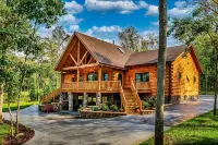 Fox Den Cabin Sleeps up to 18 ADA Compliant main floor w/ Hot Tub - Hytter
