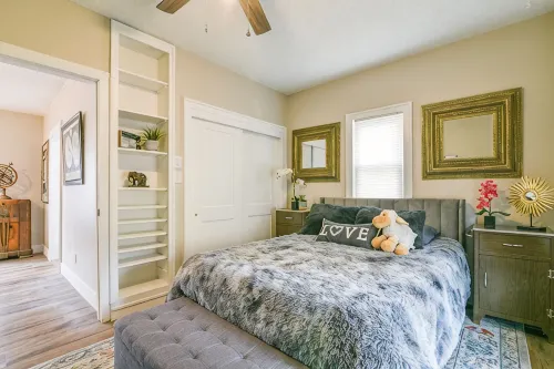 Fully Updated Bungalow Style - Close to Downtown - Homestays