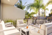 Walk to the Beach/Rooftop Deck with Views/7 beds- 2 Kings/ A/C - 3-Star