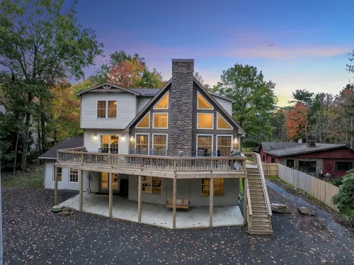 8 BEDROOM 5K Sq Ft Can Sleep 30, Minutes to Slopes and Lake, W/ VOLLEYBALL COURT - 4-Star