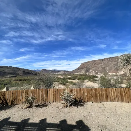 Spacious 4 bedroom home /sleeps 10 /just minutes from State and National Park.