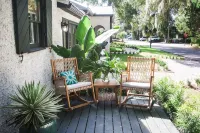 WALK to restaurants, lighthouse and shops! Charming  cottage, cozy & bright! - 부티크