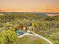 Romantic Secluded Cabin w/ Hot Tub, Private Driftless Escape - Chalets
