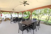 Fully Renovated, Affordable, Beachy 2Br Retreat, 2 Pools, Walk to Beach! - 무료 와이파이