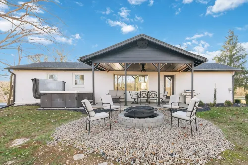 "Cumberland Shoreline Retreat" Waterfront Access, Fun, Hot Tub, Marinas - 4-Star