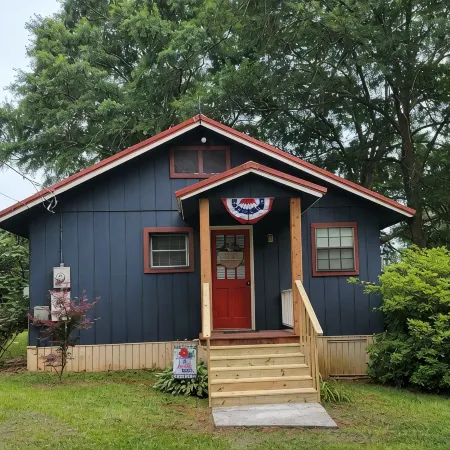 Lakeside Cottage on Lake Guntersville. No Pets and Non Smoking Rental.