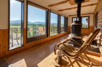 East Glacier Cabin w/ Stunning Views of the Rockies! 30 min from 2 GNP entrances - Chalets