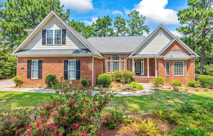 Book Golf with us! Luxury Emerson Cottage at Pinehurst No. 6 with Pool Table
