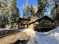 Solitude in the Cedars, Spacious Mountain Home - Alphydda