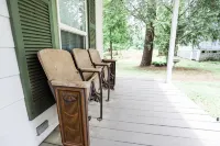 NEW - Adorable Cottage w/ Full Kitchen/ Free Tandem Bike - Wifi