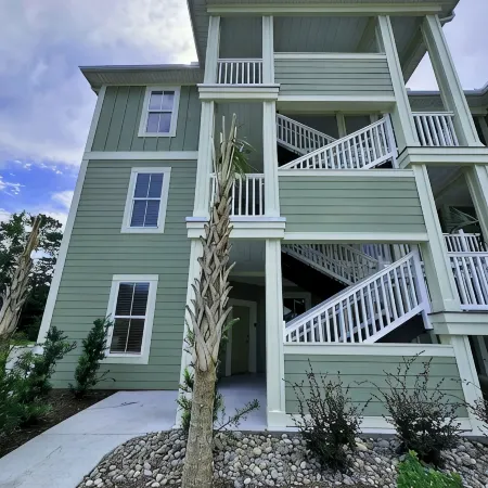 Lazy Palm-Free Beach Pass! Pool! 1/2 Mile to Marshwalk and Marina! 3 King Bdrms!