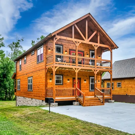 Creekside PF Cabin. Hot Tub, Game Rm & Creek Views!5Mins to PF Attractions.