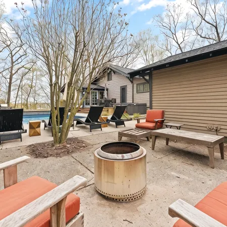 Heated pool and steps from downtown Saugatuck! Family-friendly retreat