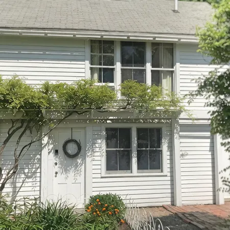 Sunny studio apartment close to downtown