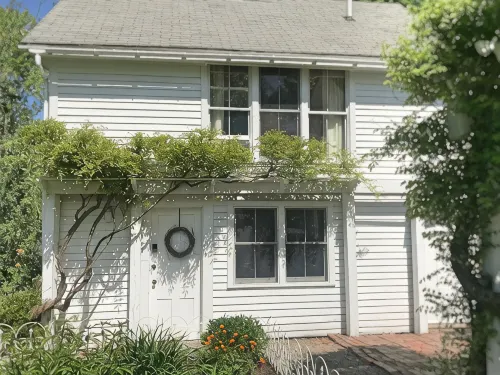 Sunny studio apartment close to downtown - 4-Star