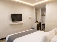 Ponburi Hotel - 2つ星