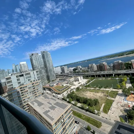 Lakeview CN tower view island free parking