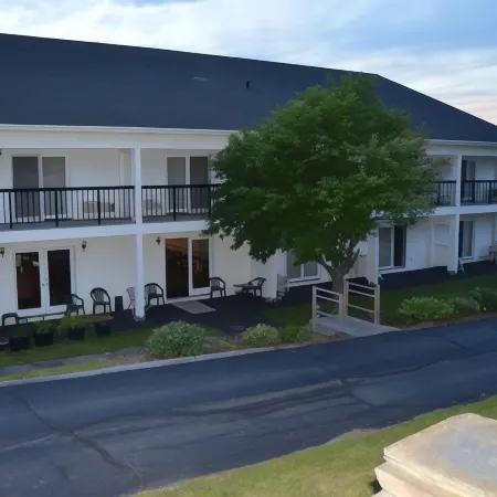 Hollow Inn and Motel