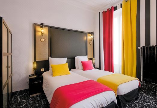 파리 호텔 페이리스 오페라 외관 야경