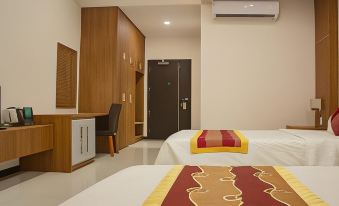 a hotel room with two beds , one on the left and one on the right side of the room at Sao Mai Hotel